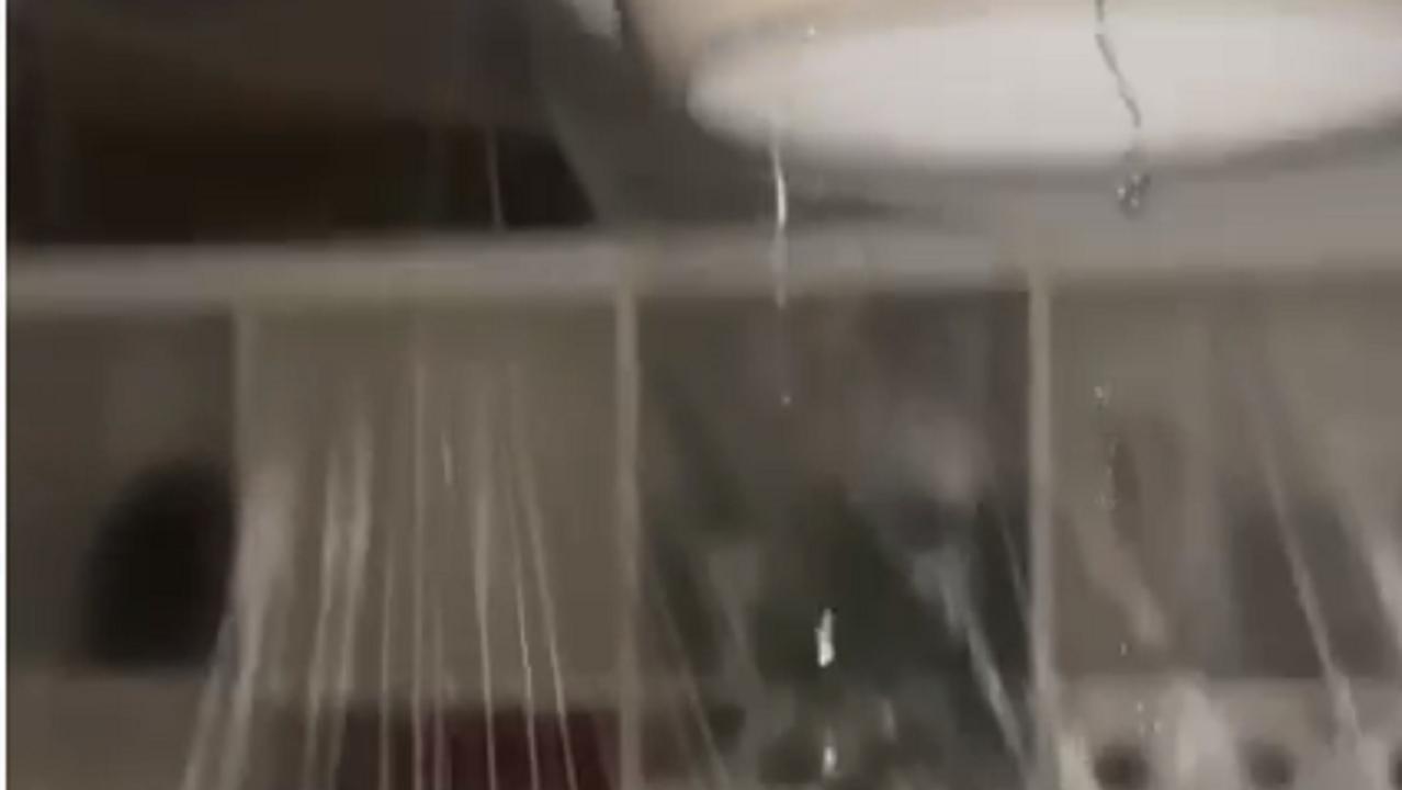 La pioggia che precipita dal soffitto