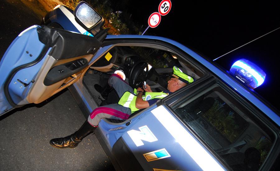 Senza patente fugge all’alt della polizia su un’auto rubata: arrestato
