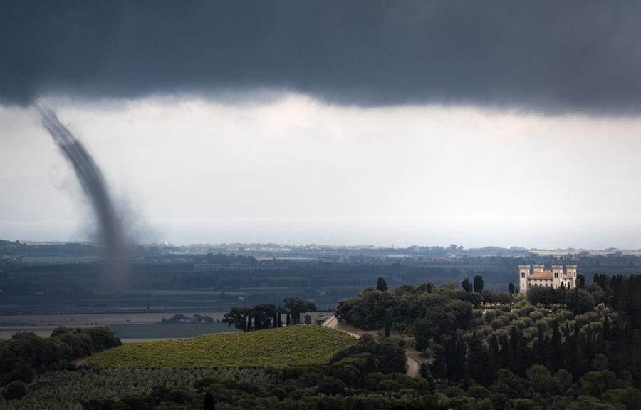 
	La tromba d'aria immortalata da Campiglia nella foto di Nicola Guidi

