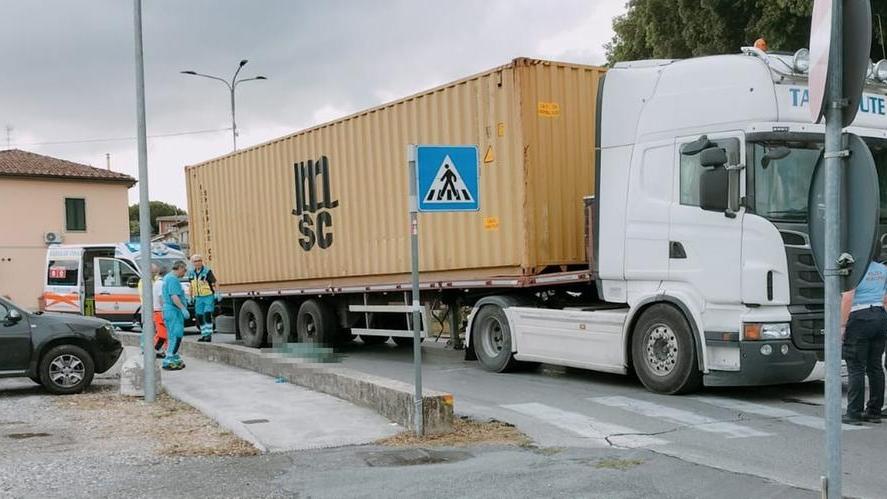 Pensionato su una carrozzina elettrica travolto e ucciso