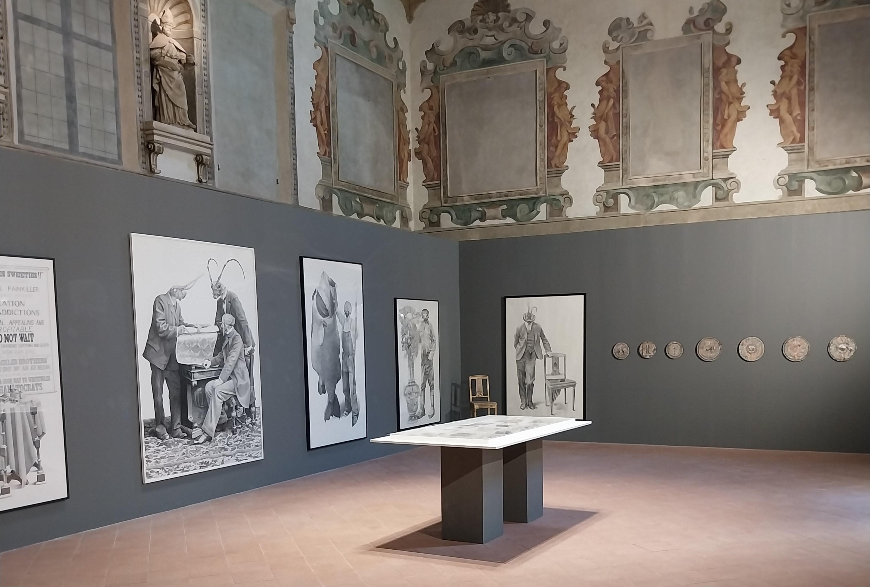 Modena. Mosaici di ceramiche frantumate e sagaci racconti col segno a china<br />
<br />
