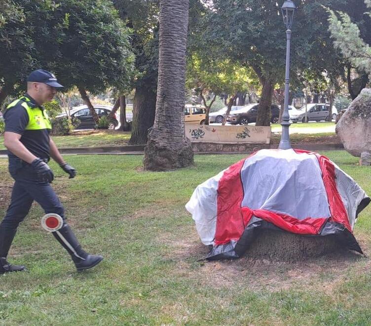 Campeggiatori cafoni avvistati in centro ad Alghero, ma la tenda è sparita
