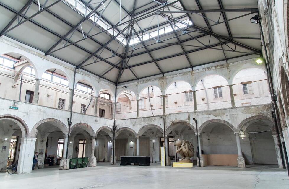 Mercato del Carmine, primo round ai negozi: il tribunale di Lucca blocca gli sgomberi