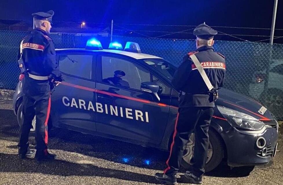 Picchiata e minacciata dall’ex per strada, il passante che è intervenuto: «L’avrebbe uccisa»