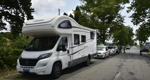 Piombino, donna di 56 anni cade sull’asfalto dal camper in corsa: è grave