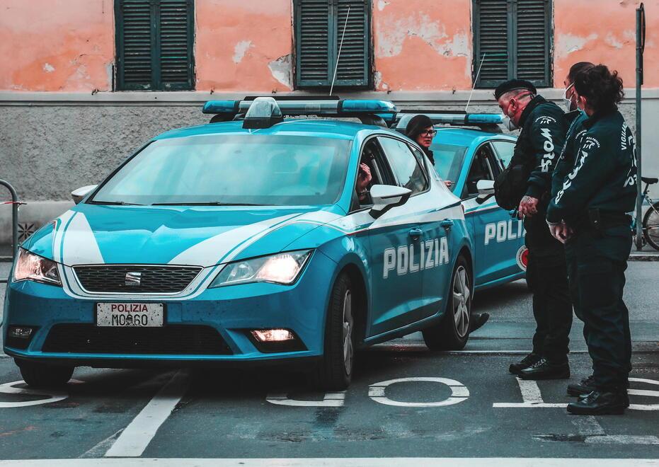 Livorno, stordito con lo spray al peperoncino e accoltellato davanti all’ospedale