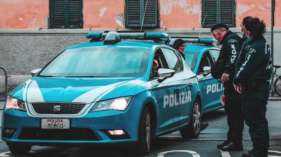 Livorno, stordito con lo spray al peperoncino e accoltellato davanti all’ospedale