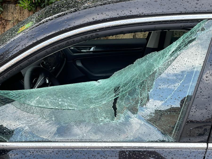 
	Il vetro spaccato di una delle auto (Foto Giorgio)

