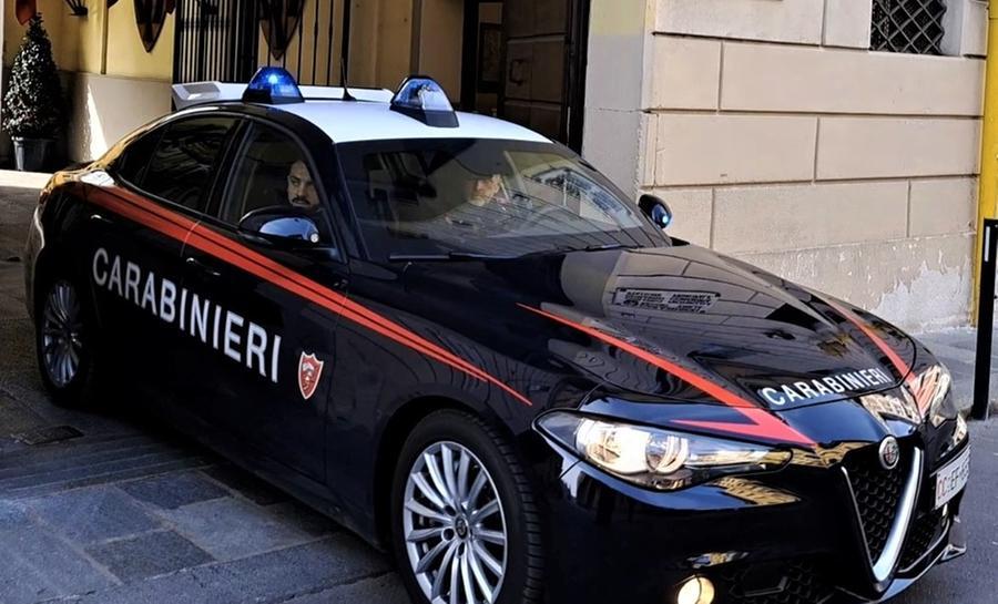 Poviglio, alla guida della ruspa con il braccio meccanico cerca di colpire un uomo e un minore: arrestato