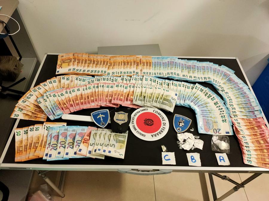 Ferrara, pusher bloccato mentre vende cocaina, in casa aveva altra droga e 5.000 euro in contanti