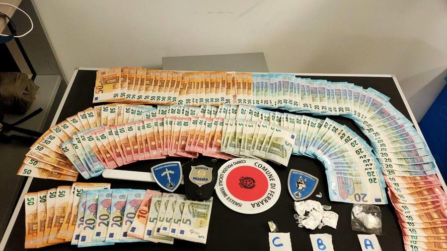 Ferrara, pusher bloccato mentre vende cocaina, in casa aveva altra droga e 5.000 euro in contanti
