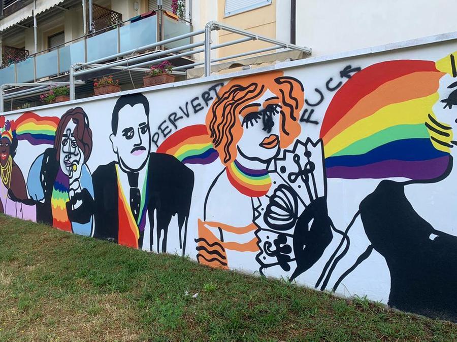 Livorno, imbrattato con scritte omofobe il murale Lgbtqia+ appena inaugurato. Arcigay: «Atto discriminatorio»