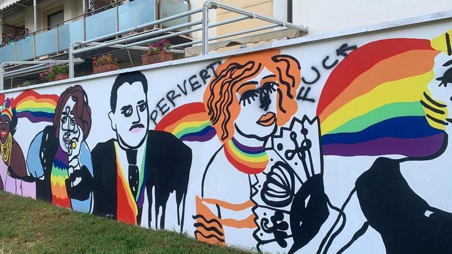 Livorno, imbrattato con scritte omofobe il murale Lgbtqia+ appena inaugurato. Arcigay: «Atto discriminatorio»