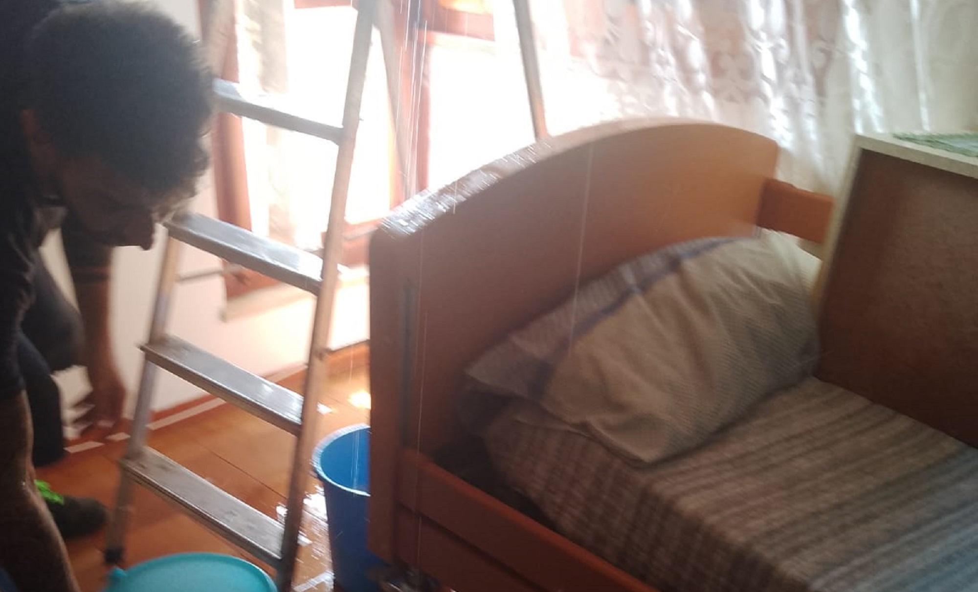 La pioggia mentre penetra nella casa di Calvani