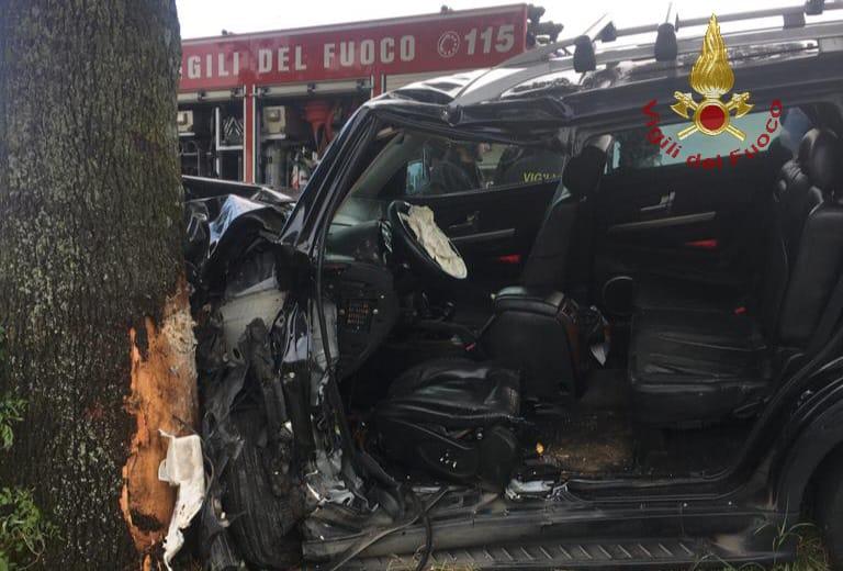 Sorano, una donna di 49 anni si schianta contro un albero: è grave