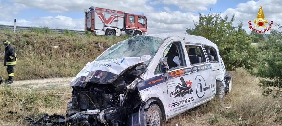 Scontro fra un furgone e un’auto sulla 131 dcn: un ferito