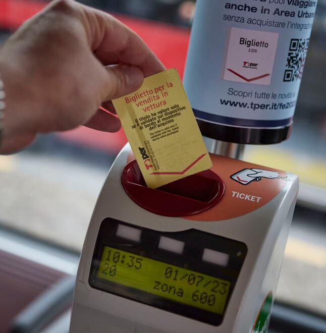 Il rebus dei biglietti per l’autobus, quasi introvabili a Ferrara