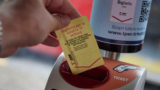 Il rebus dei biglietti per l’autobus, quasi introvabili a Ferrara