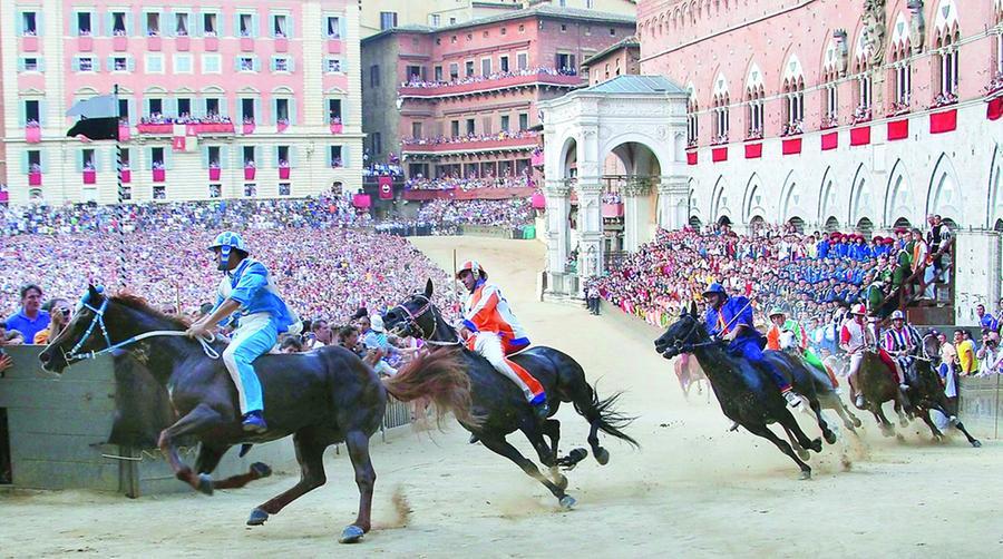 La liturgia del Palio di Siena e i suoi misteri che rapiscono il cuore: il senso della corsa e il valore delle contrada