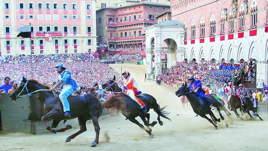 La liturgia del Palio di Siena e i suoi misteri che rapiscono il cuore: il senso della corsa e il valore delle contrada