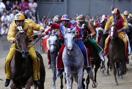 Palio di Siena, le prove generali le vince la contrada dell’Onda