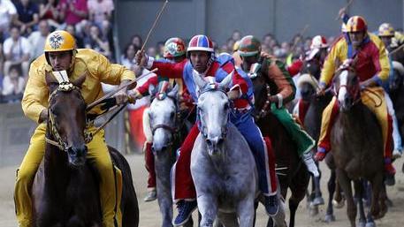 Palio di Siena, le prove generali le vince la contrada dell’Onda
