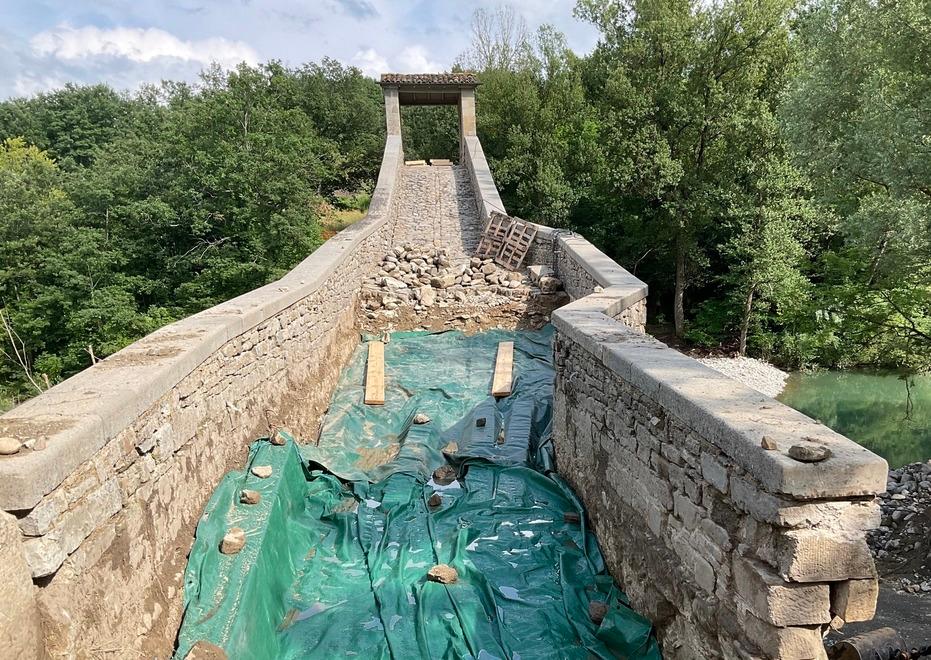 Partiti i lavori sul ponte di Olina: «Mai più mezzi a motore lì sopra» 