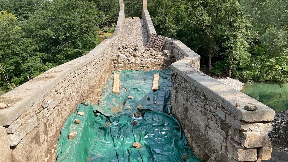 Partiti i lavori sul ponte di Olina: «Mai più mezzi a motore lì sopra»