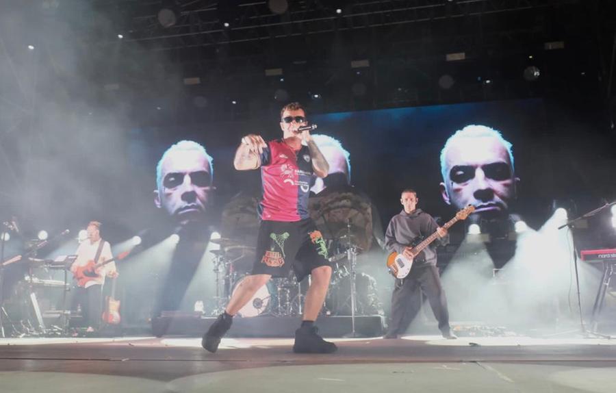 Salmo infiamma il pubblico di Cagliari: sul palco con la maglia rossoblù
