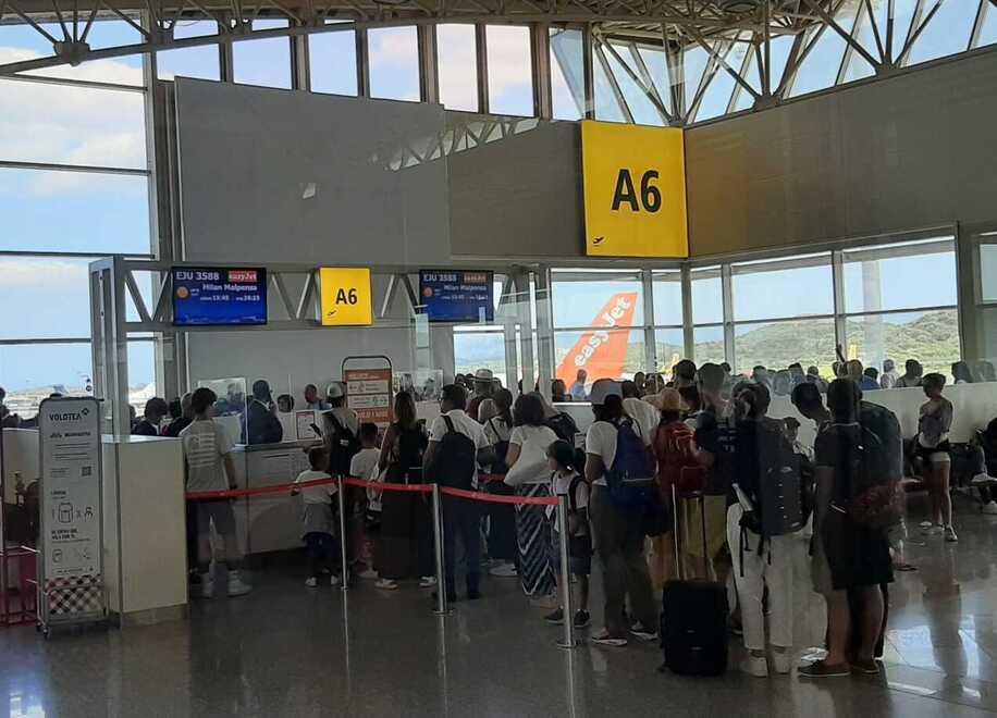 Olbia, due voli cancellati da easyJet: restano a terra 318 passeggeri 