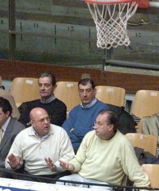 Nello D’Alesio (in basso a sinistra) al palasport durante una partita del Don Bosco
