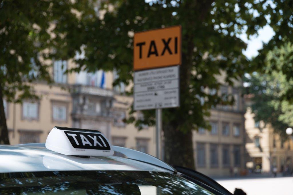 Lucca, tanti turisti ma pochi taxi: palazzo Orsetti pensa a un bando