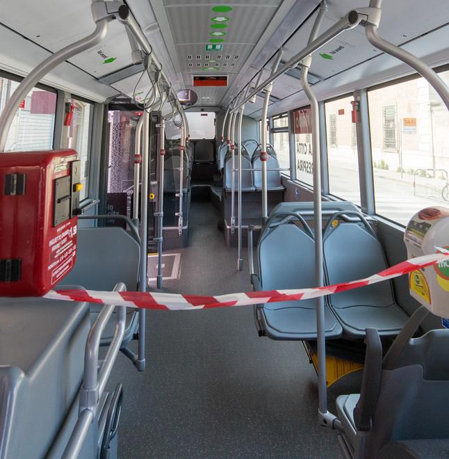 L’interno di un bus ereditato da Autolinee Toscana dai precedenti gestori del trasporto su gomma in provincia di Pistoia (foto d’archivio)