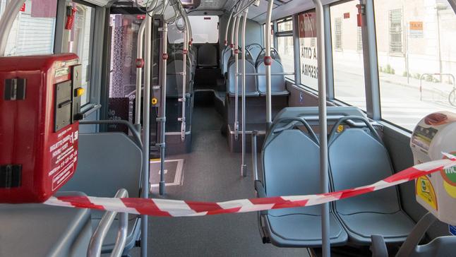 L’interno di un bus ereditato da Autolinee Toscana dai precedenti gestori del trasporto su gomma in provincia di Pistoia (foto d’archivio)