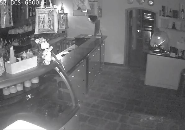 Un fermo immagine del video che ha ripreso il ladro in azione nell’angolo a destra