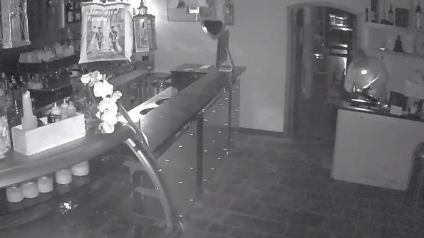 Un fermo immagine del video che ha ripreso il ladro in azione nell’angolo a destra