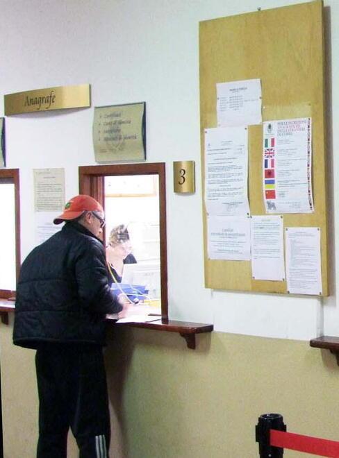 Uno sportello di un ufficio in comune