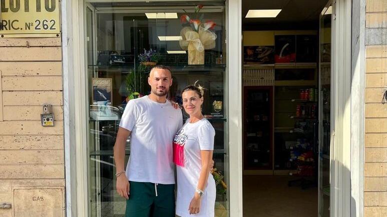 D’Ambrosio con la moglie Teresa davanti alla tabaccheria di via Venezia