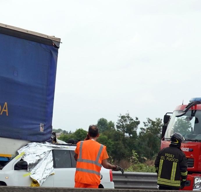 Nella foto di Franco Silvi l’immagine della Jeep Compass conficcata sotto il rimorchio del Tir fermo nella piazzola dopo aver bucato una gomma sulla Fi-Pi-Li poco prima dell’uscita di Ponsacco, ma ancora sul territorio di Pontedera