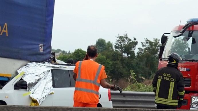 Nella foto di Franco Silvi l’immagine della Jeep Compass conficcata sotto il rimorchio del Tir fermo nella piazzola dopo aver bucato una gomma sulla Fi-Pi-Li poco prima dell’uscita di Ponsacco, ma ancora sul territorio di Pontedera