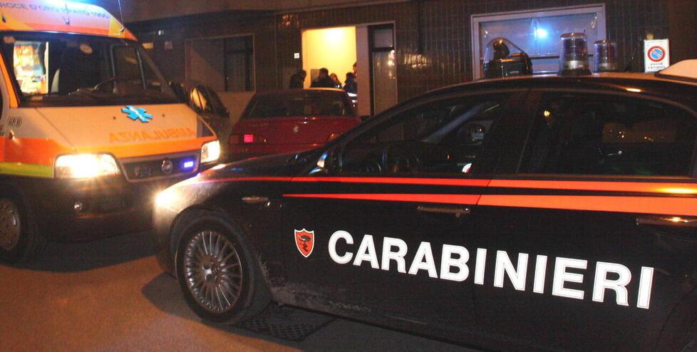 Un intervento dei carabinieri insieme all’ambulanza (archivio)