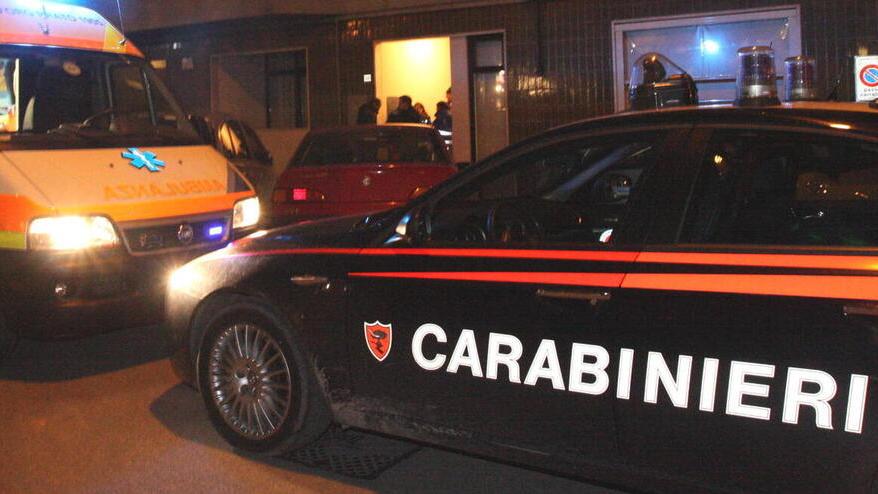 Un intervento dei carabinieri insieme all’ambulanza (archivio)