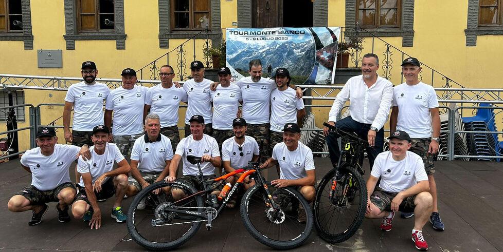 Il team Torretta Bike e il sindaco Fornaciari davanti al municipio