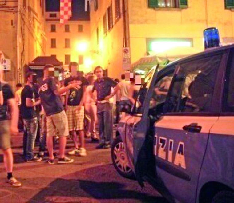Una volante della polizia in centro a Pistoia (foto archivio)