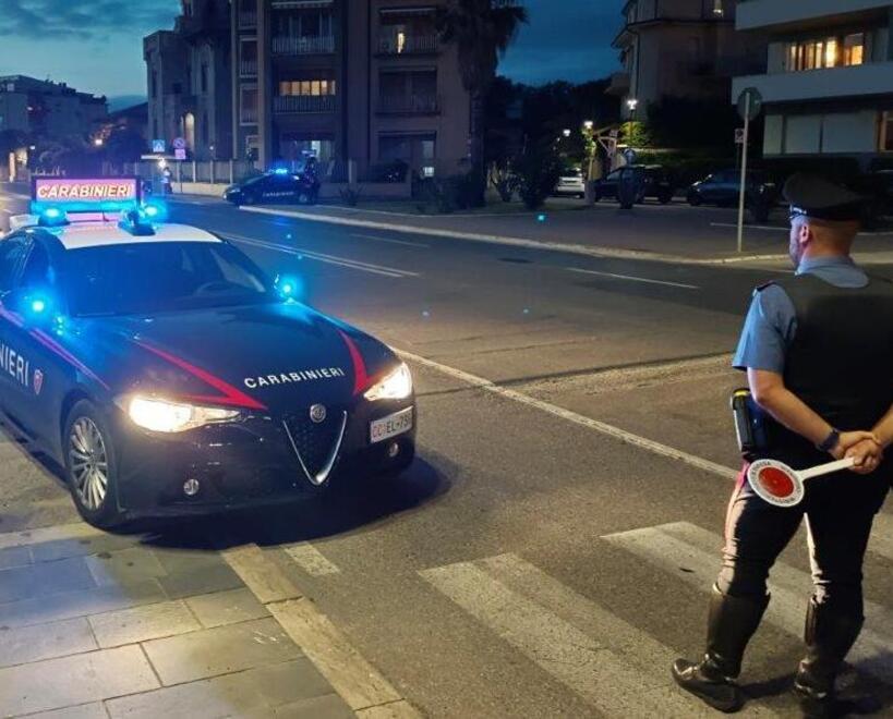 Un posto di blocco dei carabinieri a Viareggio