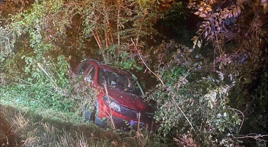Tre ventenni in auto finiscono fuori strada a Castellarano: giovane di Prignano illesa