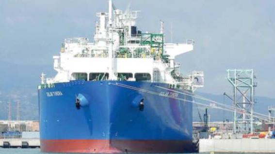 La Golar Tundra attraccata alla banchina Est del porto