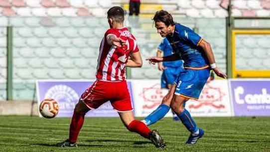 In maglia blu Francesco Palma, napoletano classe 1994