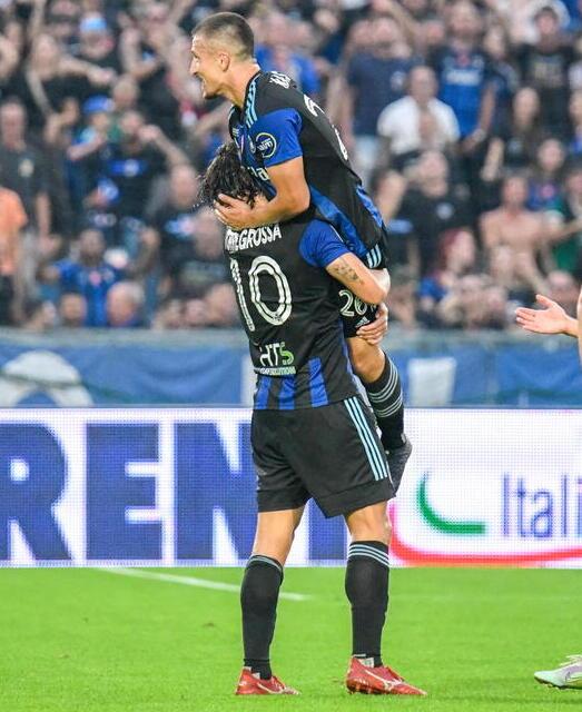 Gaetano Masucci portato in trionfo all’Arena dal compagno Ernesto Torregrossa dopo il gol segnato nel match contro il Modena (foto Muzzi)