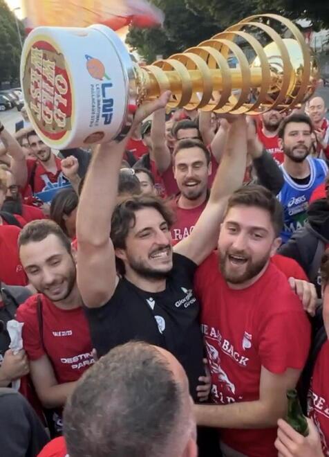 Il capitano del Pistoia Basket Gianluca Della Rosa alza al cielo la coppa del ritorno in serie A (foto Nucci)